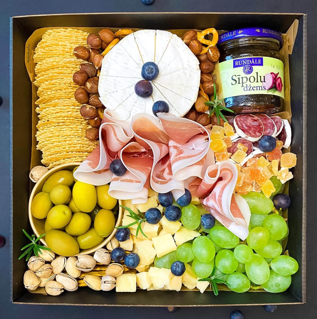 Piknikārba - kooperatīvas dāvanas - uzkodu kārbas un paplātes