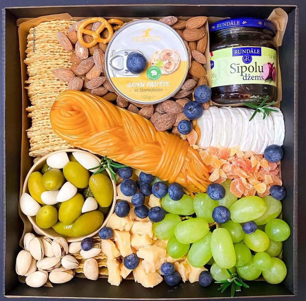 Piknikārba - kooperatīvas dāvanas - uzkodu kārbas un paplātes