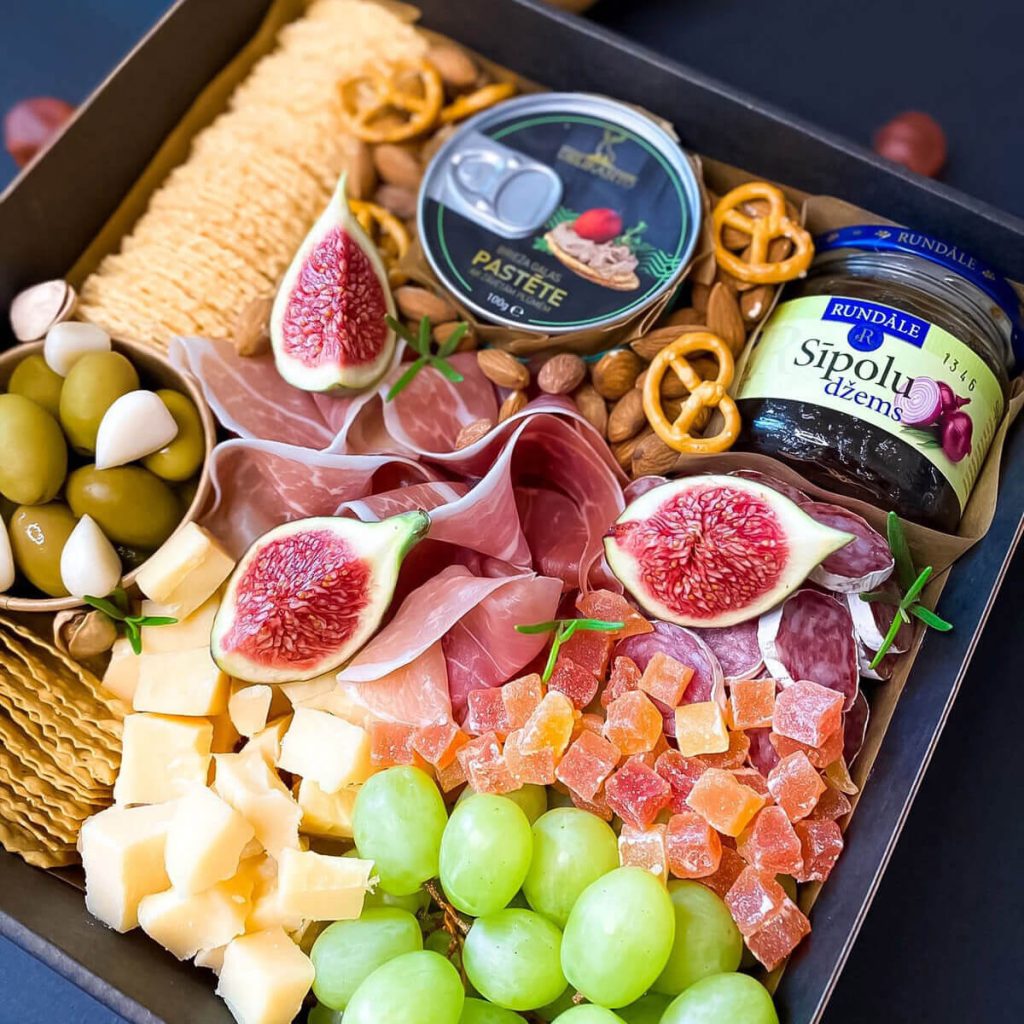 Piknikārba - kooperatīvas dāvanas - uzkodu kārbas un paplātes