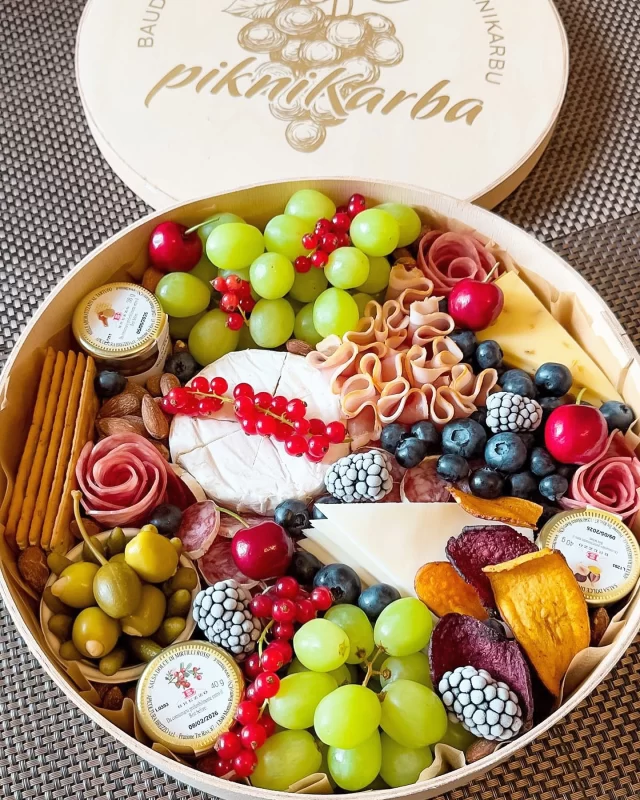 ☀️KONKURSS☀️
Vasara tuvojas noslēgumam, tādēļ vēlamies kādu no Jums gardi iepriecināt un dāvināt LUX pikniKarbu🫶

Kas Tev jādara, lai piedalītos konkursā - 
☀️spied ,,like,, šim ierakstam
☀️seko @piknikarba kontam 
☀️ietago draugu, kas arī būtu priecīgs saņemt LUX piknikarbu

Draugu skaits neierobežots. Viens draugs - viens komentārs.

Priecāsimies, ja ar konkursu padalīsies savā profilā, bet tas nav obligāti😉 

Konkursa uzvarētāju paziņosim 6. septembrī🥳

Veiksmi❤️ #piknikarba