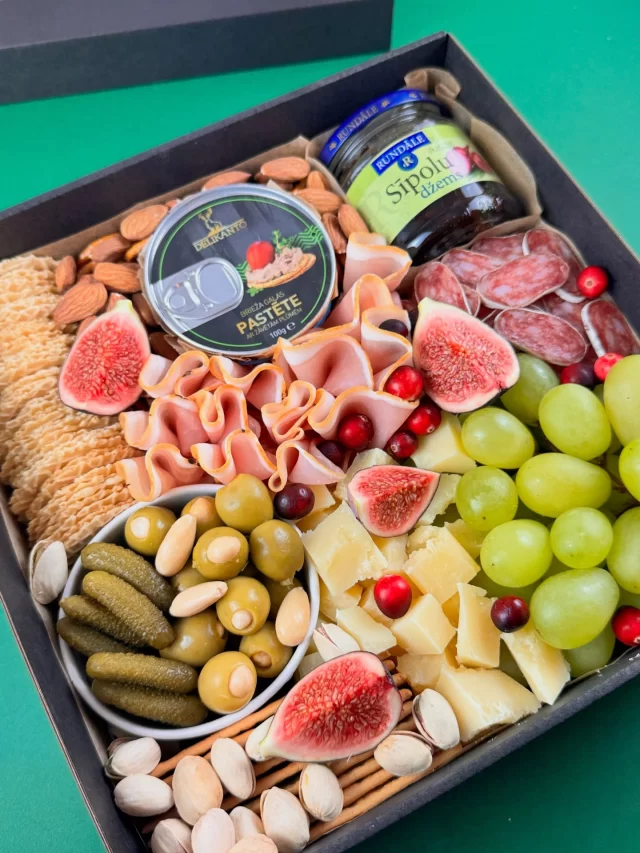 Mīlu Tēti❤️
Vai Tu jau zini, kā iepriecināsi savu mīļo tēti Tēva dienā?

🤍 pikniKarba Tev piedāvā lielisku izvēli - Kungu pikniKarbu ar gardo brieža gaļas vai krēmīgo truša gaļas pastēti, gan Gardēžu pikniKarbu ar camembert sieru un super gardo LUX pikniKarbu😍
🤍 Izvēlies savu pikniKarbu un pasūti jau laicīgi - jo Tavs tētis ir pelnījis tikai to labāko💙💙💙 

Mēs piegādāsim Tēva dienā 14. septembrī un klāt pievienosim Tavu vēlējumu tētim.💌

Pasūti zvanot ☎️26336225 

#piknikarba #tēvadiena #dāvana #pārsteigums #uzkodas #mīlutēti #gift #fathersday #piegade #piegādeuzmājām #piegadeuzdarbu