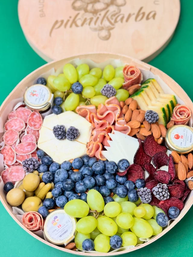 Mēs lepojamies ar mūsu pikniKarbām - 
🤍 ar to skaistumu;
🤍 ar unikālo iepakojumu;
🤍 ar smalki izvēlētām garšām;
🤍 un rūpēm, kas ieliktas katrā detaļā.

Tā nav tikai uzkodu kārba, tas ir mirklis, svētki un kopā būšana.

pikniKarba ir par baudīšanu, par siltām sarunām un par sajūtu – cik labi ir būt šeit un tagad ❤️❤️❤️

#piknikarba #svētki #kopābūšana #mirklis #ziemassvetki #uzkodassvētkiem