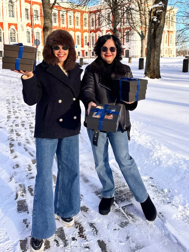 2025. gads - tāds ļoti interesants gads bija. Tāds pārdomu un izvērtējumu laiks. Brīdis, kad apstāties un palikt pie tā, kas runā ar sirdi☺️

Bet galvenais, šis gads vēlvairāk nostiprināja mūsu galveno vērtību – ģimeni, kopā būšanu un pateicību par vienkāršiem mirkļiem, kuros slēpjas lielākais spēks.🤍🤍🤍

Lai Jaunais gads atnāk ar gaismu sirdī, prieku ikdienā un sajūtu, ka viss notiek īstajā laikā✨💫✨

Laimīgu Jauno gadu mums visiem❤️❤️❤️

Ar mīlestību
Jūsu pikniKarba māsas - Inese un Dace🫶