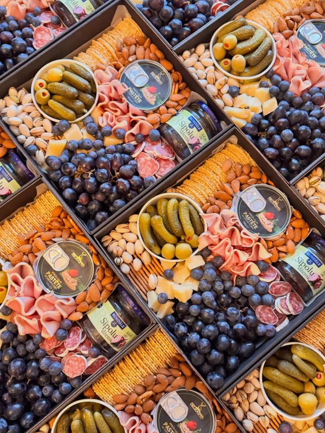 pikniKarba – vienkāršs veids, kā pateikt paldies savai komandai🤍🤍🤍

Un, kā teicis unikālais Ričards Brensons:
“Ja tu parūpēsies par saviem darbiniekiem, viņi parūpēsies par taviem klientiem.”🌟

pikniKarba ir ne tikai dāvana – tā ir sajūta, pateicība un rūpes, kas stiprina komandu un iedvesmo nākamajiem sasniegumiem.💫

#piknikarba #korporatīvāsdāvanas #dāvanasdarbiniekiem #attieksme #sasniegumi