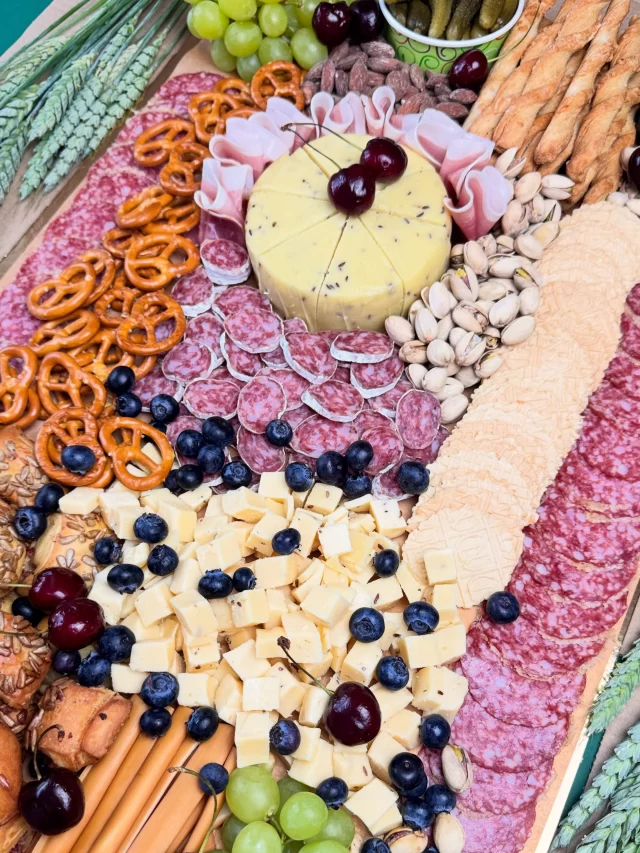 🌿 Vai šogad būs pieejama pikniKarba Līgo uzkodu paplāte?
Jā, protams!🌾🫶

Gardie Jāņu sieri, siera džemi, auksti kūpināta gaļiņa, desiņas, marinēti gurķīši un citi svētku gardumi vienā paplātē🧀🍻🔥

Lieliski piemērota kolēģu, draugu un ģimenes cienastam💚

💚Pasūti laicīgi un baudi svētkus gardi!💚

📞 Pasūtījumi: 26336225

#piknikarba #līgo #uzkodas #korporatīvāsdāvanas